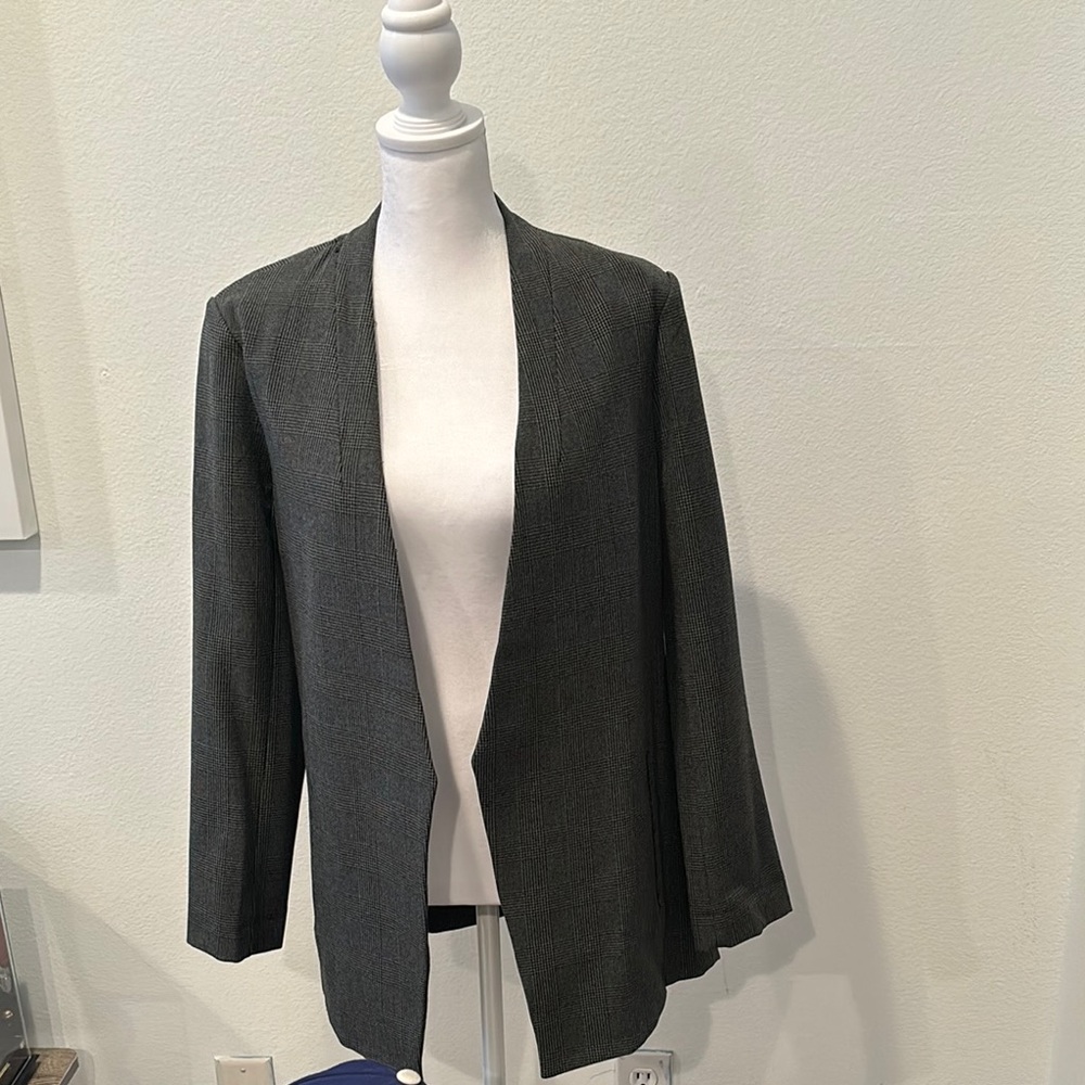 New with tags size 6 charcoal jacket without buttons